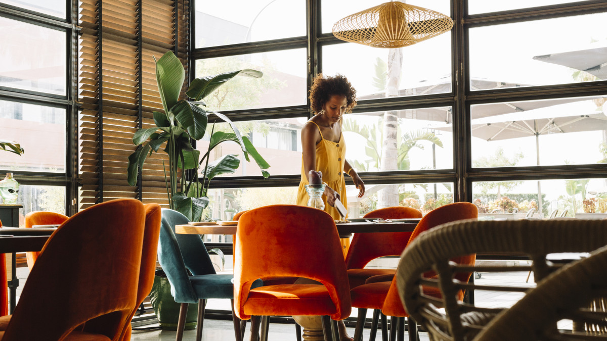 intérieur de restaurant lumineux avec mobilier